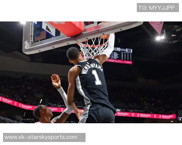 文班亚马高效砍下31分13板却因疑似受伤提前退赛但愿无碍