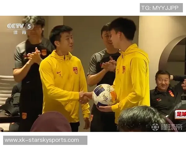 陶强龙兑现承诺赠球王钰栋期待下一届U23亚洲杯再创佳绩